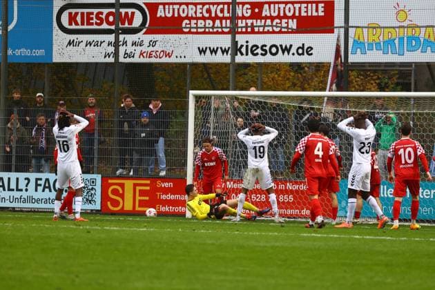 Fußball I Herren I Saison 2025 2026 I Regionalliga Nord I 18.Spieltag I Eintracht Norderstedt - Altona 93 I 09.11.2025 Alaka-Rodrigue Wenakor (16, Altona 93) Lesley Karschau (19, Altona 93) Gideon Baur (23, Altona 93) trauern einer vergebenen Chance nach Norderstedt Edmund Plambeck Stadion Schleswig-Holstein Deutschland Copyright: xLobeca RalfxHomburgx