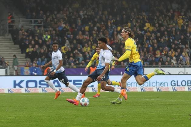 09.11.2025, xtgx, Fussball 2. Bundesliga, Eintracht Braunschweig - VfL Bochum v.l. Francis Onyeka (Bochum, 21) schiesst Tor, schießt, Torschuetze, erzielt Tor, Treffer, scores the goal 0:2 (DFL DFB REGULATIONS PROHIBIT ANY USE OF PHOTOGRAPHS as IMAGE SEQUENCES and or QUASI-VIDEO) Braunschweig