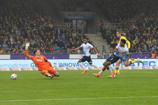 09.11.2025, xtgx, Fussball 2. Bundesliga, Eintracht Braunschweig - VfL Bochum v.l. Francis Onyeka (Bochum, 21) schiesst Tor, schießt, Torschuetze, erzielt Tor, Treffer, scores the goal 0:2 (DFL DFB REGULATIONS PROHIBIT ANY USE OF PHOTOGRAPHS as IMAGE SEQUENCES and or QUASI-VIDEO) Braunschweig