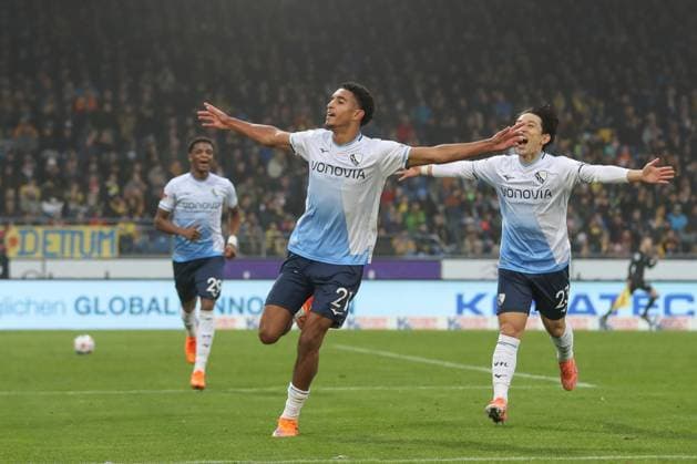 09.11.2025, xtgx, Fussball 2. Bundesliga, Eintracht Braunschweig - VfL Bochum v.l. Francis Onyeka (Bochum, 21) Jubel, Torjubel, jubelt ueber das Tor, celebrate the goal, celebration (DFL DFB REGULATIONS PROHIBIT ANY USE OF PHOTOGRAPHS as IMAGE SEQUENCES and or QUASI-VIDEO) Braunschweig