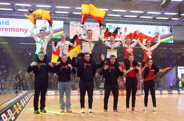 BAU 09.11.2025 Göppingen Kunstrad UCI Hallenrad WM 2025, oben v.l. Kim Schlüter (GER), Neele Jodeleit , Antonia Bärk (GER), Henny Kirst (GER) , Simona Luca und Larissa Tanner (SUI)