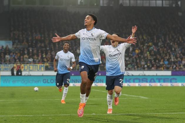 09.11.2025, xtgx, Fussball 2. Bundesliga, Eintracht Braunschweig - VfL Bochum v.l. Francis Onyeka (Bochum, 21) Jubel, Torjubel, jubelt ueber das Tor, celebrate the goal, celebration (DFL DFB REGULATIONS PROHIBIT ANY USE OF PHOTOGRAPHS as IMAGE SEQUENCES and or QUASI-VIDEO) Braunschweig