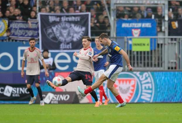 Foto : Marco KOMENDA (Kiel) gegen Florent MUSLIJA (Fortuna) Fussball 2. Bundesliga , 12. Spieltag am So. 09.11.2025 Holstein Kiel - Fortuna Düsseldorf