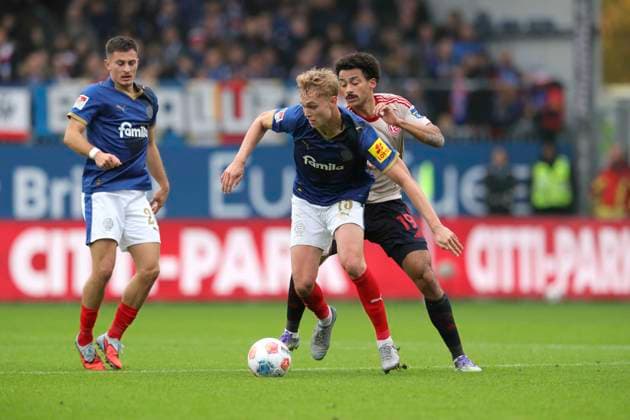 Foto : Kasper Davidsen (Kiel) gegen Emmanuel IYOHA (Fortuna) Fussball 2. Bundesliga , 12. Spieltag am So. 09.11.2025 Holstein Kiel - Fortuna Düsseldorf