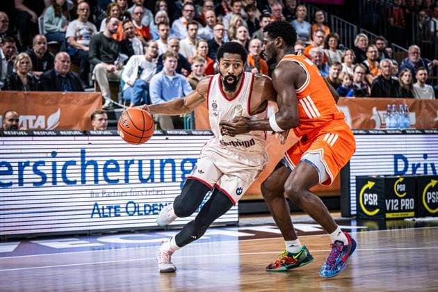 1. Basketball Bundesliga, easyCredit BBL, Saison 2025 2026, Herren, Hauptrunde, 7. Spieltag, 09.11.2025, RASTA Vechta - FC Bayern München Basketball Spencer Dinwiddie ( 26 - FC Bayern München Basketball) in Aktion Vechta RASTA Dome Niedersachsen Deutschland