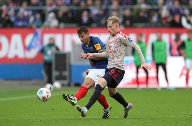 Foto : Stefan SCHWAB (Kiel) gegen Tim Breithaupt (Fortuna) Fussball 2. Bundesliga , 12. Spieltag am So. 09.11.2025 Holstein Kiel - Fortuna Düsseldorf