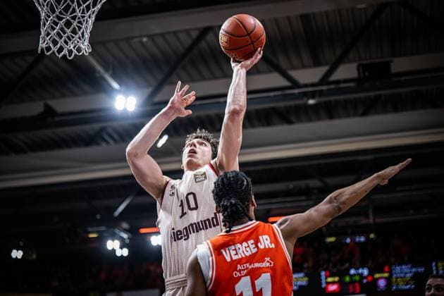 1. Basketball Bundesliga, easyCredit BBL, Saison 2025 2026, Herren, Hauptrunde, 7. Spieltag, 09.11.2025, RASTA Vechta - FC Bayern München Basketball Justinian Jessup ( 10 - FC Bayern München Basketball) beim Korbleger Vechta RASTA Dome Niedersachsen Deutschland *** 1 Basketball Bundesliga, easyCredit BBL, Season 2025 2026, Men, Main Round, 7 Matchday, 09 11 2025, RASTA Vechta FC Bayern München Basketball Justinian Jessup 10 FC Bayern München Basketball at Korbleger Vechta RASTA Dome Niedersachsen Germany