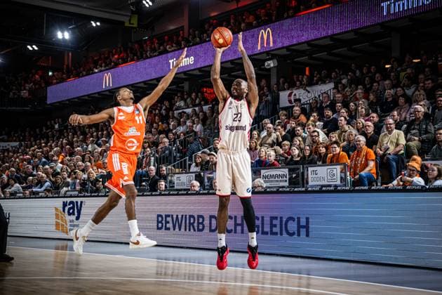 1. Basketball Bundesliga, easyCredit BBL, Saison 2025 2026, Herren, Hauptrunde, 7. Spieltag, 09.11.2025, RASTA Vechta - FC Bayern München Basketball Isiaha Mike ( 22 - FC Bayern München Basketball) beim Jumpshot Vechta RASTA Dome Niedersachsen Deutschland
