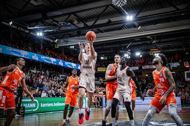 1. Basketball Bundesliga, easyCredit BBL, Saison 2025 2026, Herren, Hauptrunde, 7. Spieltag, 09.11.2025, RASTA Vechta - FC Bayern München Basketball Justinian Jessup ( 10 - FC Bayern München Basketball) beim Korbleger Vechta RASTA Dome Niedersachsen Deutschland