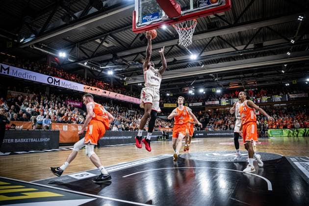 1. Basketball Bundesliga, easyCredit BBL, Saison 2025 2026, Herren, Hauptrunde, 7. Spieltag, 09.11.2025, RASTA Vechta - FC Bayern München Basketball Isiaha Mike ( 22 - FC Bayern München Basketball) beim Korbleger Vechta RASTA Dome Niedersachsen Deutschland