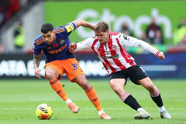 Bruno Guimaraes of Newcastle United under pressure from Yehor Yarmolyuk of Brentford Brentford v Newcastle United, Premier League, Football, Gtech Community Stadium, London, UK - 09 Nov 2025London Gtech Community Stadium United Kingdom EDITORIAL USE ONLY No use with unauthorised audio, video, data, fixture lists, club league logos or live services. Online in-match use limited to 120 images, no video emulation. No use in betting, games or single club league player publications. Copyright: xSimonxDael Shutterstockx 15702252p