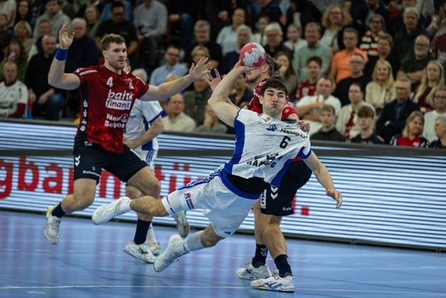 DAIKIN HBL: SG Flensburg-Handewitt vs Handball Verein Hamburg; 09.11.25 Elias Kofler (Nr.06, Handball Sportverein Hamburg) im Angriff gegen Kent Robin Tønnesen (Nr.23, SG Flensburg-Handewitt) DAIKIN HBL: SG Flensburg-Handewitt vs Handball Sport Verein Hamburg, GP JOULE Arena am 09.11.25 Copyright: xBEAUTIFULxSPORTS MarioxM.xKobergx