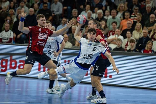 DAIKIN HBL: SG Flensburg-Handewitt vs Handball Verein Hamburg; 09.11.25 Elias Kofler (Nr.06, Handball Sportverein Hamburg) im Angriff gegen Kent Robin Tønnesen (Nr.23, SG Flensburg-Handewitt) DAIKIN HBL: SG Flensburg-Handewitt vs Handball Sport Verein Hamburg, GP JOULE Arena am 09.11.25 Copyright: xBEAUTIFULxSPORTS MarioxM.xKobergx