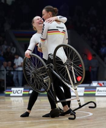 BAU 09.11.2025 Göppingen Kunstrad UCI Hallenrad WM 2025, 2er Damen Weltmeisterinnen, v.l. Henny Kirst (GER) und Antonia Bärk (GER) jubeln