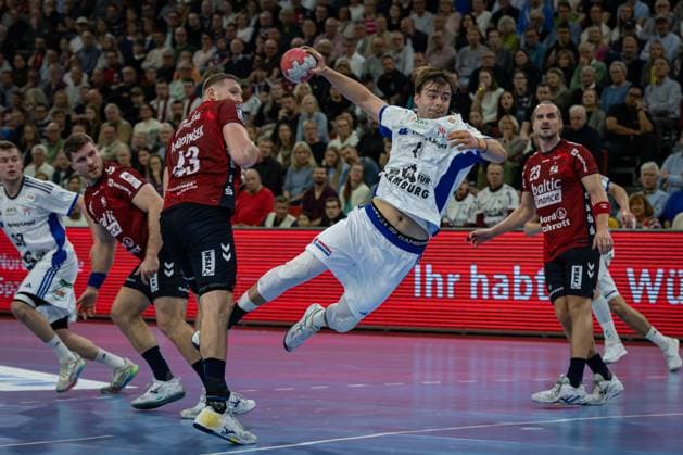DAIKIN HBL: SG Flensburg-Handewitt vs Handball Verein Hamburg; 09.11.25 Andreas Magaard (Nr.04, Handball Sportverein Hamburg) im Angriff DAIKIN HBL: SG Flensburg-Handewitt vs Handball Sport Verein Hamburg, GP JOULE Arena am 09.11.25 Copyright: xBEAUTIFULxSPORTS MarioxM.xKobergx