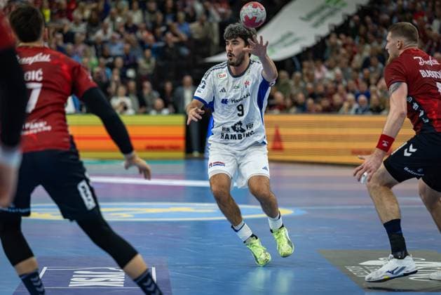 DAIKIN HBL: SG Flensburg-Handewitt vs Handball Verein Hamburg; 09.11.25 Jacob Lassen (Nr.09, Handball Sportverein Hamburg) im Angriff DAIKIN HBL: SG Flensburg-Handewitt vs Handball Sport Verein Hamburg, GP JOULE Arena am 09.11.25 Copyright: xBEAUTIFULxSPORTS MarioxM.xKobergx