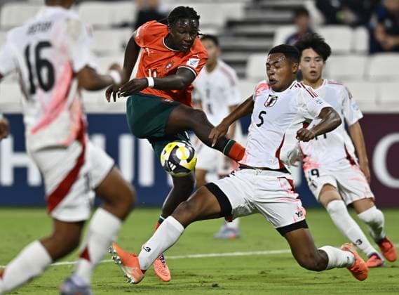 Portugal v Japan: Group B - FIFA U-17 World Cup Qatar 2025 Jose Neto (R) of Japan and Stevan Manuel of Portugal in action during the FIFA U-17 World Cup Qatar 2025 Group B match between Portugal and Japan in Doha, Qatar, on November 9, 2025. DOHA Qatar Copyright: xNOUSHADxTHEKKAYILx