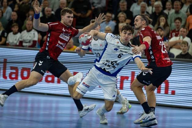 DAIKIN HBL: SG Flensburg-Handewitt vs Handball Verein Hamburg; 09.11.25 Elias Kofler (Nr.06, Handball Sportverein Hamburg) im Angriff gegen Kent Robin Tønnesen (Nr.23, SG Flensburg-Handewitt) DAIKIN HBL: SG Flensburg-Handewitt vs Handball Sport Verein Hamburg, GP JOULE Arena am 09.11.25 Copyright: xBEAUTIFULxSPORTS MarioxM.xKobergx