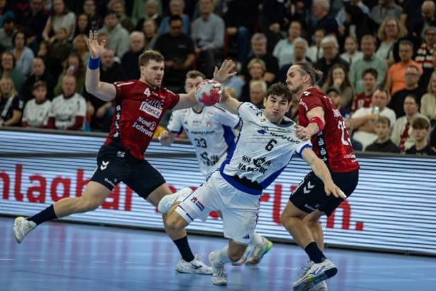 DAIKIN HBL: SG Flensburg-Handewitt vs Handball Verein Hamburg; 09.11.25 Elias Kofler (Nr.06, Handball Sportverein Hamburg) im Angriff gegen Kent Robin Tønnesen (Nr.23, SG Flensburg-Handewitt) DAIKIN HBL: SG Flensburg-Handewitt vs Handball Sport Verein Hamburg, GP JOULE Arena am 09.11.25 Copyright: xBEAUTIFULxSPORTS MarioxM.xKobergx