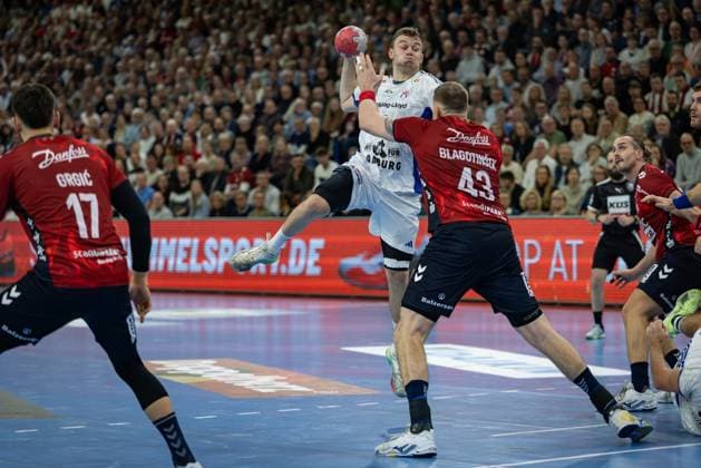 DAIKIN HBL: SG Flensburg-Handewitt vs Handball Verein Hamburg; 09.11.25 Moritz Sauter (Nr.33, Handball Sportverein Hamburg) gegen Blaz Blagotinsek (Nr.43, SG Flensburg-Handewitt) DAIKIN HBL: SG Flensburg-Handewitt vs Handball Sport Verein Hamburg, GP JOULE Arena am 09.11.25 Copyright: xBEAUTIFULxSPORTS MarioxM.xKobergx