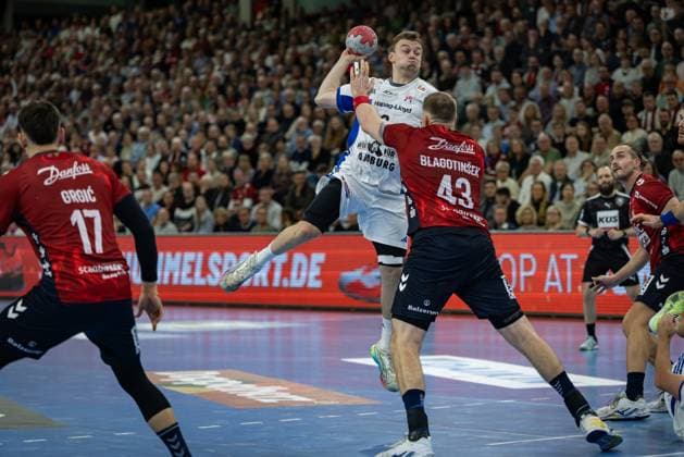 DAIKIN HBL: SG Flensburg-Handewitt vs Handball Verein Hamburg; 09.11.25 Moritz Sauter (Nr.33, Handball Sportverein Hamburg) gegen Blaz Blagotinsek (Nr.43, SG Flensburg-Handewitt) DAIKIN HBL: SG Flensburg-Handewitt vs Handball Sport Verein Hamburg, GP JOULE Arena am 09.11.25 Copyright: xBEAUTIFULxSPORTS MarioxM.xKobergx