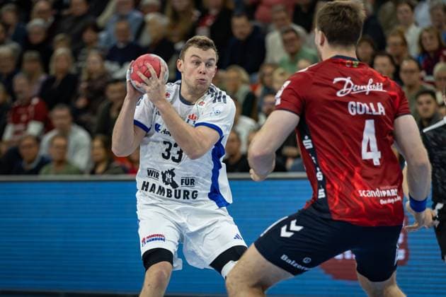 DAIKIN HBL: SG Flensburg-Handewitt vs Handball Verein Hamburg; 09.11.25 Moritz Sauter (Nr.33, Handball Sportverein Hamburg) gegen Johannes Golla (Nr.04, SG Flensburg-Handewitt) DAIKIN HBL: SG Flensburg-Handewitt vs Handball Sport Verein Hamburg, GP JOULE Arena am 09.11.25 Copyright: xBEAUTIFULxSPORTS MarioxM.xKobergx