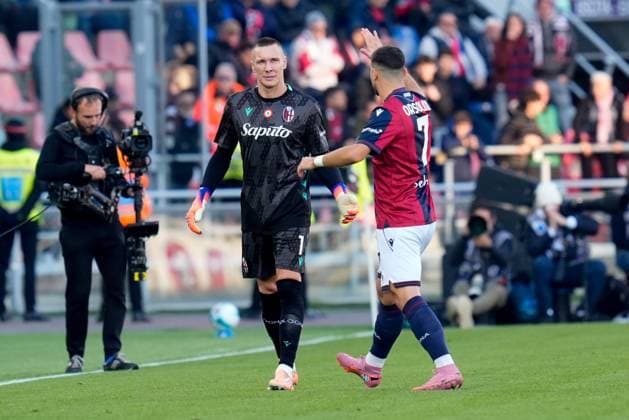 Bologna FC 1909 v SSC Napoli - Serie A Enilive Lukasz Skorupski of Bologna FC leaves the pitch injured during the serie Serie A Enilive match between Bologna FC 1909 and SSC Napoli at Stadio Renato Dall™Ara on November 9, 2025 in Bologna, Italy Bologna Stadio Renato Dall Ara Bologna Italy Copyright: xGiuseppexMaffiax 251109_SerieA_Bologna-Napoli_GM_2909