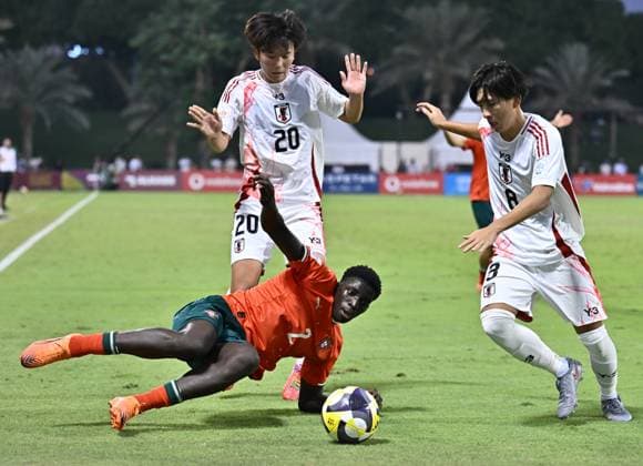Portugal v Japan: Group B - FIFA U-17 World Cup Qatar 2025 Shimon Kobayashi (R) of Japan and Daniel Banjaqui of Portugal in action during the FIFA U-17 World Cup Qatar 2025 Group B match between Portugal and Japan in Doha, Qatar, on November 9, 2025. DOHA Qatar Copyright: xNOUSHADxTHEKKAYILx
