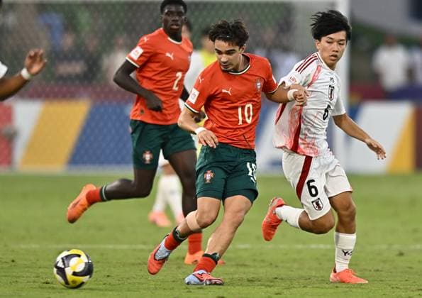 Portugal v Japan: Group B - FIFA U-17 World Cup Qatar 2025 Rento Noguchi (R) of Japan and Mateus Mide of Portugal in action during the FIFA U-17 World Cup Qatar 2025 Group B match between Portugal and Japan in Doha, Qatar, on November 9, 2025. DOHA Qatar Copyright: xNOUSHADxTHEKKAYILx