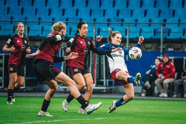 Google Pixel Frauen-Bundesliga: Hamburger SV vs. 1. FC Nürnberg, 09.11.2025 Mária Mikolajová (Hamburger SV, 27) schießt; Fußball, Google Pixel Frauen-Bundesliga, 10. Spieltag: Hamburger SV vs. 1. FC Nürnberg am 09.11.2025 im Volksparkstadion, Hamburg DFB DFL REGULATIONS PROHIBIT ANY USE OF PHOTOGRAPHS AS IMAGE SEQUENCES AND OR QUASI-VIDEO. Copyright: xBEAUTIFULxSPORTS Tonhäuserx