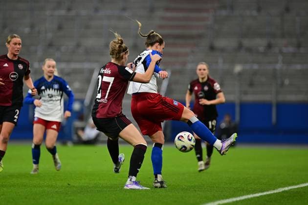 Fußball I Frauen I Saison 2025-2026 I Bundesliga I 10. Spieltag I Hamburger SV - 1. FC Nürnberg I 09.11.2025 Beatrix Fördös (27, 1. FC Nürnberg) Christin Martina Ingrid Meyer (16, Hamburger SV) Hamburg Volkspark, Volksparkstadion, Stadion, Volkspark-Stadion Hamburg Deutschland Copyright: xLobeca FelixxSchlikisx