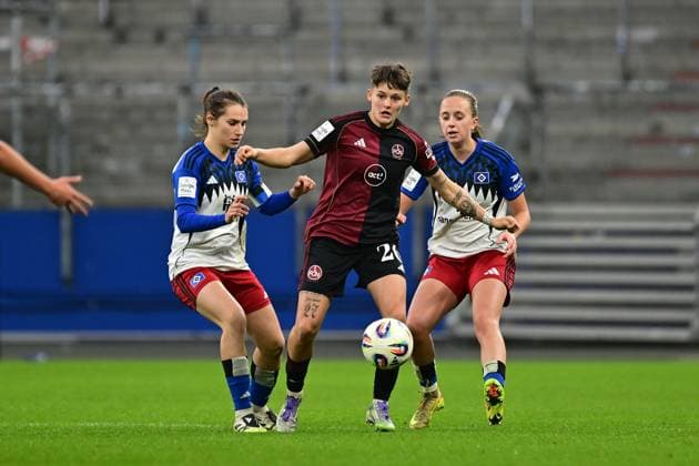 Fußball I Frauen I Saison 2025-2026 I Bundesliga I 10. Spieltag I Hamburger SV - 1. FC Nürnberg I 09.11.2025 Pauline Annette Machtens (28, Hamburger SV) Aneta Polaskova (26, 1. FC Nürnberg) Victoria Schulz (19, Hamburger SV) Hamburg Volkspark, Volksparkstadion, Stadion, Volkspark-Stadion Hamburg Deutschland Copyright: xLobeca FelixxSchlikisx