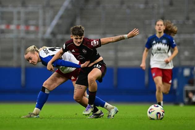 Fußball I Frauen I Saison 2025-2026 I Bundesliga I 10. Spieltag I Hamburger SV - 1. FC Nürnberg I 09.11.2025 Mia Büchele (17, Hamburger SV) Aneta Polaskova (26, 1. FC Nürnberg) Hamburg Volkspark, Volksparkstadion, Stadion, Volkspark-Stadion Hamburg Deutschland Copyright: xLobeca FelixxSchlikisx