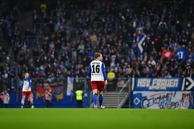 Fußball I Frauen I Saison 2025-2026 I Bundesliga I 10. Spieltag I Hamburger SV - 1. FC Nürnberg I 09.11.2025 Christin Martina Ingrid Meyer (16, Hamburger SV), im Hintergrund die Hamburger SV Frauen Fans Hamburg Volkspark, Volksparkstadion, Stadion, Volkspark-Stadion Hamburg Deutschland Copyright: xLobeca FelixxSchlikisx