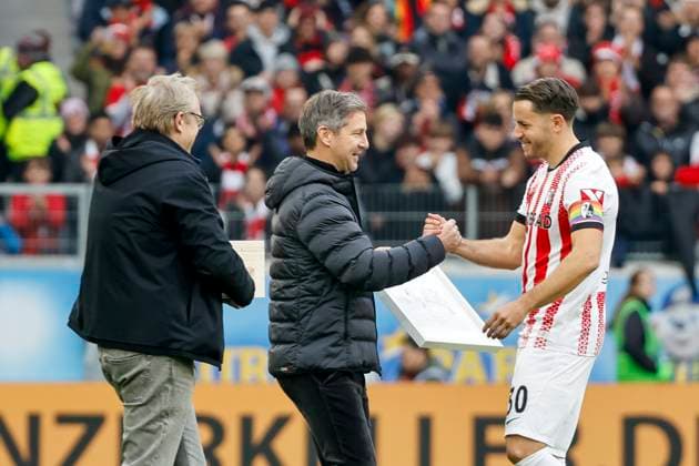 Christian Günter, Gunter (SC Freiburg, 30) wird geehrt für 441 Spiel für SC Freiburg, mit Jochen Saier (SC Freiburg, Vorstand) und Klemens Hartenbach (SC Freiburg, Sportdirektor) , Deutschland, Fussball, 1. Bundesliga, 10.Spieltag, 2025 2026, SC Freiburg vs. FC St. Pauli, 09.11.2025, Europa-Park Stadion, Freiburg im Breisgau, Deutschland Freiburg im Breisgau Europa-Park Stadion Baden-Württemberg Deutschland Copyright: xGrantxHubbsx