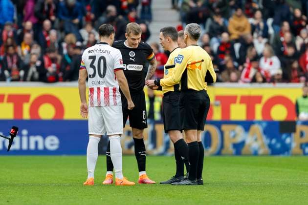 Platzwahl, Christian Günter, Gunter (SC Freiburg, 30), Eric Smith (FC St. Pauli, 08) und Schiedsrichter Benjamin Brand , Deutschland, Fussball, 1. Bundesliga, 10.Spieltag, 2025 2026, SC Freiburg vs. FC St. Pauli, 09.11.2025, Europa-Park Stadion, Freiburg im Breisgau, Deutschland Freiburg im Breisgau Europa-Park Stadion Baden-Württemberg Deutschland Copyright: xGrantxHubbsx