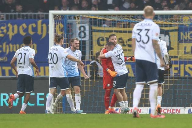 09.11.2025, xtgx, Fussball 2. Bundesliga, Eintracht Braunschweig - VfL Bochum v.l. Timo Horn (Bochum, 1) hält Elfmeter gegen Sebastian Polter (Braunschweig, 17) Parade, haelt den Ball, faengt den Ball, pariert (DFL DFB REGULATIONS PROHIBIT ANY USE OF PHOTOGRAPHS as IMAGE SEQUENCES and or QUASI-VIDEO) Braunschweig