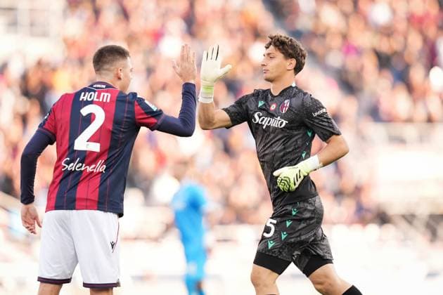 Bologna s goalkeeper Massimo Pessina with Bologna s Emil Holm during the Serie A soccer match between Bologna and Napoli at the Renato DallÕAra Stadium in Bologna, north Italy - Sunday, November 9, 2025 -  Copyright: xMassimoxPaolone LaPressex