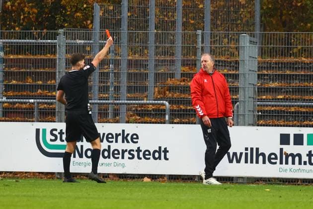 Fußball I Herren I Saison 2025 2026 I Regionalliga Nord I 18.Spieltag I Eintracht Norderstedt - Altona 93 I 09.11.2025 Rote Karte gegen Andre Trulsen (Trainer, Altona 93) Norderstedt Edmund Plambeck Stadion Schleswig-Holstein Deutschland Copyright: xLobeca RalfxHomburgx
