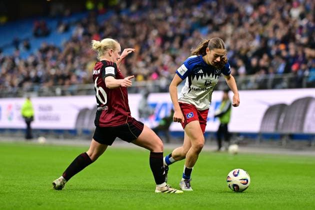 Fußball I Frauen I Saison 2025-2026 I Bundesliga I 10. Spieltag I Hamburger SV - 1. FC Nürnberg I 09.11.2025 Aleigh Gambone (16, 1. FC Nürnberg) Leni Marie Eggert (29, Hamburger SV) Hamburg Volkspark, Volksparkstadion, Stadion, Volkspark-Stadion Hamburg Deutschland Copyright: xLobeca FelixxSchlikisx