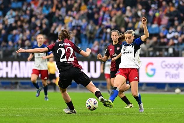 Fußball I Frauen I Saison 2025-2026 I Bundesliga I 10. Spieltag I Hamburger SV - 1. FC Nürnberg I 09.11.2025 Julia Pollak (22, 1. FC Nürnberg) Sophie Hillebrand (22, Hamburger SV) Hamburg Volkspark, Volksparkstadion, Stadion, Volkspark-Stadion Hamburg Deutschland Copyright: xLobeca FelixxSchlikisx