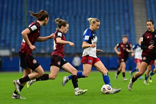 Fußball I Frauen I Saison 2025-2026 I Bundesliga I 10. Spieltag I Hamburger SV - 1. FC Nürnberg I 09.11.2025 Sophie Hillebrand (22, Hamburger SV) am Ball Hamburg Volkspark, Volksparkstadion, Stadion, Volkspark-Stadion Hamburg Deutschland Copyright: xLobeca FelixxSchlikisx