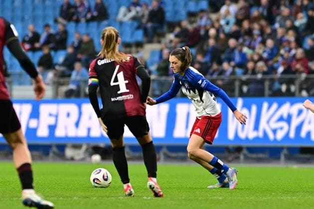 Fußball I Frauen I Saison 2025-2026 I Bundesliga I 10. Spieltag I Hamburger SV - 1. FC Nürnberg I 09.11.2025 Luisa Guttenberger (4, 1. FC Nürnberg) bLotta Wrede (32, Hamburger SV) Hamburg Volkspark, Volksparkstadion, Stadion, Volkspark-Stadion Hamburg Deutschland Copyright: xLobeca FelixxSchlikisx