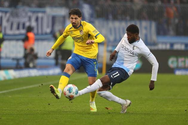 Braunschweig vs. Bochum, 2. BL Braunschweig, 09.11.2025, FUßBALL - Eintracht Braunschweig vs. VfL Bochum, 2. BL, Saison 2025 26. Fabio Kaufmann (Eintracht Braunschweig), Moritz-Broni Kwarteng (VfL Bochum) Braunschweig