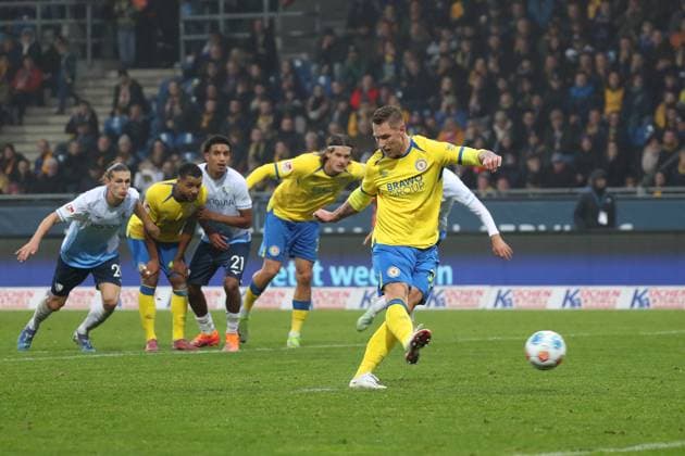 Braunschweig vs. Bochum, 2. BL Braunschweig, 09.11.2025, FUßBALL - Eintracht Braunschweig vs. VfL Bochum, 2. BL, Saison 2025 26. Sebastian Polter (Eintracht Braunschweig) verschießt Elfmeter. Braunschweig