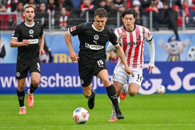 Martijn Kaars (FC St. Pauli, 19), Yuito Suzuki (SC Freiburg, 14) im Laufduell. GER, SC Freiburg - FC St. Pauli, Fussball, Bundesliga, 10. Spieltag, Saison 2025 2026, 09.11.2025 DFL DFB REGULATIONS PROHIBIT ANY USE OF PHOTOGRAPHS AS IMAGE SEQUENCES AND OR QUASI-VIDEO GER, SC Freiburg - FC St. Pauli, Fussball, Bundesliga, 10. Spieltag, Saison 2025 2026, 09.11.2025 Freiburg Copyright: xEibner-Pressefoto ThomasxHessx EP_THS