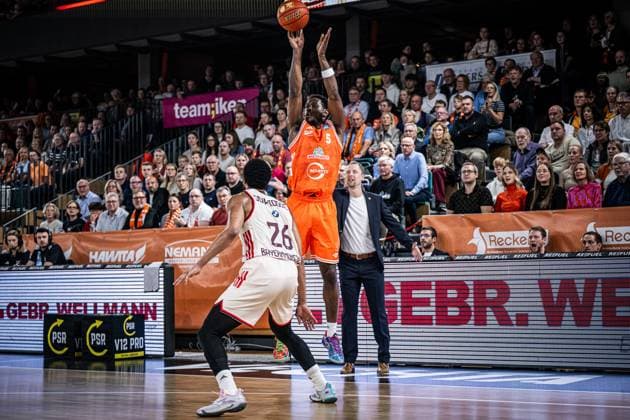 1. Basketball Bundesliga, easyCredit BBL, Saison 2025 2026, Herren, Hauptrunde, 7. Spieltag, 09.11.2025, RASTA Vechta - FC Bayern München Basketball TJ Bamba ( 5 - RASTA Vechta) beim Jumpshot Vechta RASTA Dome Niedersachsen Deutschland
