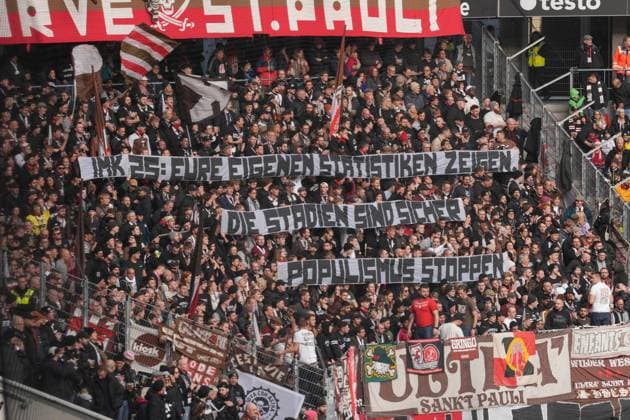 Spruchband der Fans und Ultras auf der Tribüne, Banner, Innenminister Konferenz, Populismus stoppen , Deutschland, Fussball, 1. Bundesliga, 10.Spieltag, 2025 2026, SC Freiburg vs. FC St. Pauli, 09.11.2025, Europa-Park Stadion, Freiburg, Deutschland DFL REGULATIONS PROHIBIT ANY USE OF PHOTOGRAPHS AS IMAGE SEQUENCES AND OR QUASI-VIDEO. Freiburg Europa-Park Stadion Baden-Württemberg Deutschland Copyright: xArnexAmbergx