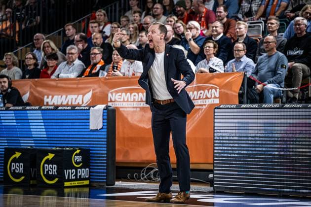 1. Basketball Bundesliga, easyCredit BBL, Saison 2025 2026, Herren, Hauptrunde, 7. Spieltag, 09.11.2025, RASTA Vechta - FC Bayern München Basketball Christian Held (Head-Coach - RASTA Vechta) zeigt Emotionen während der Partie Vechta RASTA Dome Niedersachsen Deutschland