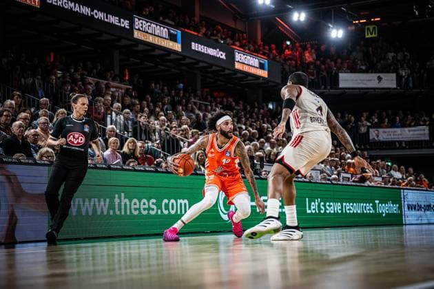 1. Basketball Bundesliga, easyCredit BBL, Saison 2025 2026, Herren, Hauptrunde, 7. Spieltag, 09.11.2025, RASTA Vechta - FC Bayern München Basketball Tevin Brown ( 10 - RASTA Vechta) in Aktion Vechta RASTA Dome Niedersachsen Deutschland